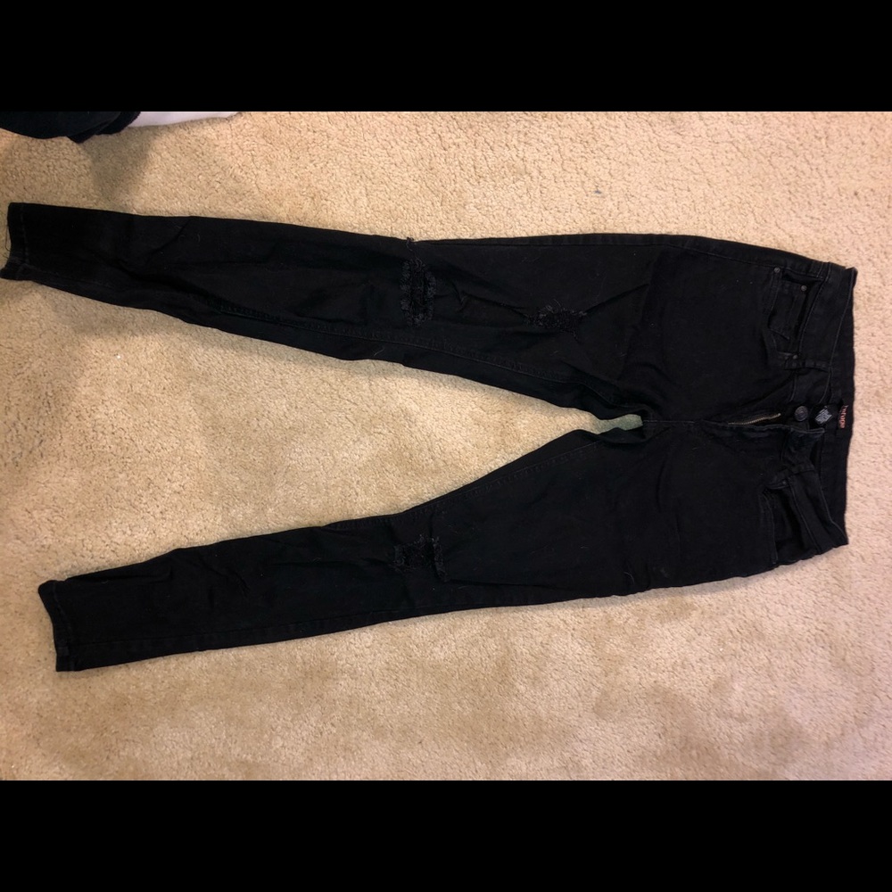 Black skinny jeans w/ rips
